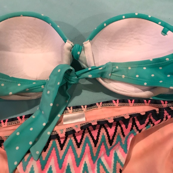 Bikini - Picture 3 of 7